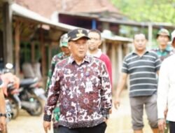 Pj Bupati Pati Cek Warga Terdampak Banjir Akibat Tanggul Jebol Di Kecamatan Tambakromo.
