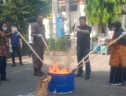 Kejaksaan Negeri Pati Gelar Pemusnahan BB Perkara Tindak Pidana Umum Yang Telah Berkekuatan Hukum Tetap (lNKRACHT).