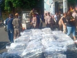 126 Ton Ikan Di Bagikan Nelayan Juwana Secara Gratis Di alun alun Pati, Sebagai Bentuk Protes Pada Pemerintah.