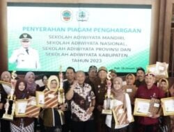 Pj Bupati Pati Serahkan Penghargaan Pada Beberapa Sekolah Adiwiyata Tahun 2023.