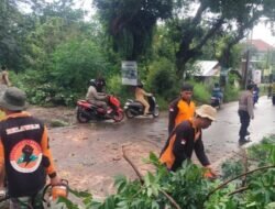 Hujan Deras Di Sertai Angin Kencang Melanda Beberapa Wilayah Di Kudus.