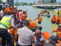 Polres Kudus Bersama Relawan Dan TNI Bantu Evakuasi Korban Banjir Di Demak.