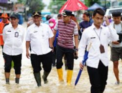 Pj Bupati Pati Henggar Kunjungi Banjir Di Depan RSUD Kayen.
