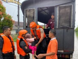Polres Kudus Evakuasi Warga Yang Terjebak Banjir.