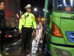 Macet Sejauh 13 Kilometer Akibat Banjir ,Polres Demak Lakukan Rekayasa Lalulintas.