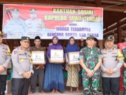 Kapolda Jateng Dan Pangdam lV Diponegoro Kunjungi Korban Banjir Di Kabupaten Demak.