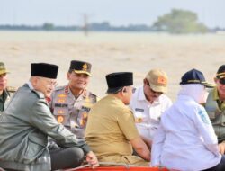 Kapolda Jateng Dan Pangdam lV Diponegoro Di Dampingi Kepala BNPB Cek Kondisi Tanggul sungai Wulan Yang Jebol Akibat Banjir..
