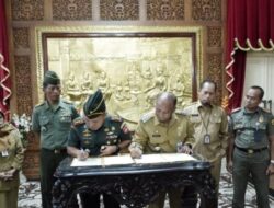 Pemkab Pati Dan Korem 073/Makutarama Tanda Tangani NPHD Alokasi Anggaran Pilkada 2024.