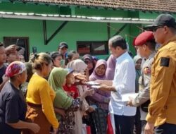 Presiden RI Joko Widodo Kunjungi Warga Demak Korban Banjir,Yang Berada Di Tempat Pengungsian.