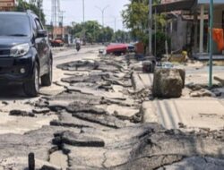 Setelah Air Surut Kerusan Ruas Jalan Di Demak Sangat Memprihatinkan, Pengguna Jalan Di Harapkan Berhati-hati.