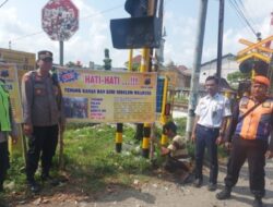 Jajaran Polres Grobogan Pasang Tanda Peringatan Di Perlintasan Kereta Api.