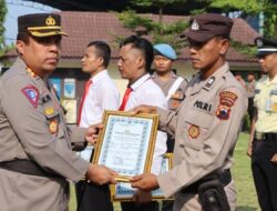 Kapolres Demak Berikan Penghargaan Dan Apresiasi Kepada Anggota Dan Satpam Yang Berprestasi.