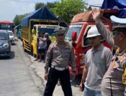Kasat Lantas Polres Grobogan Bersama Dengan Anggota Pimpin Langsung Penguraian Jalan Purwodadi -Semarang Karena Macet.