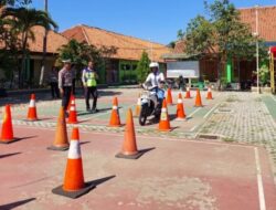 Unit Kamsel Polres Demak Sambangi SMK Negeri 02 Untuk Sosialisasi Tertib Berlalulintas Dan Safety Riding.