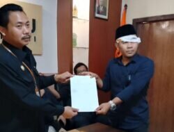 Eks Panwascam Menggelar Aksi Menutup Mata Di Kantor Bawaslu Kabupaten Pati.