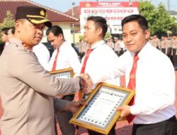 Kapolres Jepara Berikan Penghargaan Kepada Anggotanya Yang Berprestasi Dalam Menjalankan Tugas..