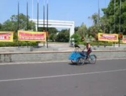 Para Pedagang Kaki Lima Gelar Aksi Pasang Poster Di Alun- Alun Pati ,Tuntut Dapat Berjualan Lagi Di Alun- Alun Pati.