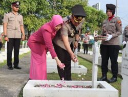 Peringati Hari Bhayangkara Ke -78,Polres Demak Dan Jajarannya Ziarah Ke Makam Pahlawan.