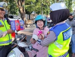 Satlantas Polres Demak Berikan Reward Kepada Masyarakat Yang Tertib Berlalulintas.