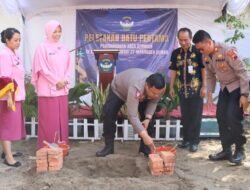 Kapolres Demak Bersama Ketua Bhayangkari Lakukan Peletakan Batu Pertama Pembangunan Area Bermain TK Kemala Bhayangkari 37 Mranggen.