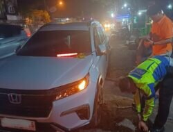 Sikap Cepat Tanggap Di Tunjukkan  Anggota Polres Demak Bantu Pengendara Mobil Yang Alami Ban Kempes.