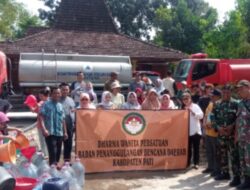 Darma Wanita BPBD Kabupaten Pati Lakukan Dropping Air Bersih Ke Lima Desa Di Kecamatan Tambakromo Yang Terdampak Kekeringan..