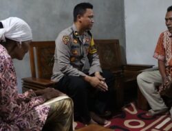 Kapolres Demak Salurkan Bansos Kepada Anggota Yang Mengalami Sakit.
