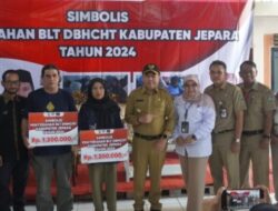 Pemkab Jepara Menyerahkan Bantuan Langsung Tunai Dari DBHCHT.