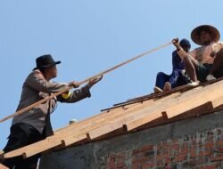 Wujudkan Kepedulian Polisi Dan Masyarakat, Polsek Gajah Polres Demak Bantu Warga Bangun Rumah.