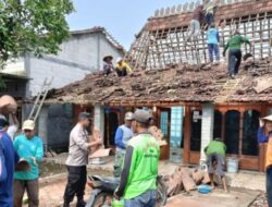 Polsek Dan Koramil Dempet Bantu Perbaiki Rumah Warga Yang Rusak Akibat Bencana Angin Puting Beliung.