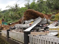 Pj Gubernur Jateng Lakukan Kunjungan Ke Purworejo Sekaligus Beri Bantuan Pada Korban Tanah Longsor.