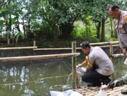 Dukung Program Asta Cita Bidang Ketahanan Pangan ,Kapolres Demak Laksanakan Tebar Benih Ikan.