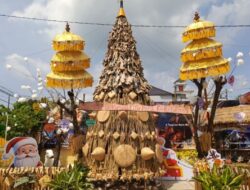 Pohon Natal Unik dari Daun Kering Hiasi Gereja St.Maria Anuntiata Gabus Pati.