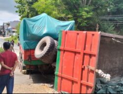 Akibat Tidak Kuat Menanjak,Truk Tronton Bermuatan Pakan Ternak Terguling Di Sukolilo .