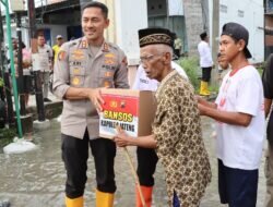 Kapolres Demak Bersama Bupati Dan Dandim , Berikan Bansos Pada Warga Korban Jebolnya Tanggul Sungai Tuntang.