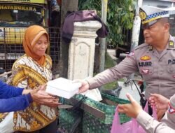 Gelar Jum’at Berkah , Satlantas Polres Demak Bagikan Nasi Kotak Pada Masyarakat.