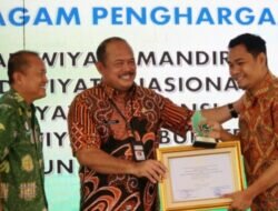Pj Bupati Pati Serahkan Piagam Penghargaan Pada Sekolah Adiwiyata.