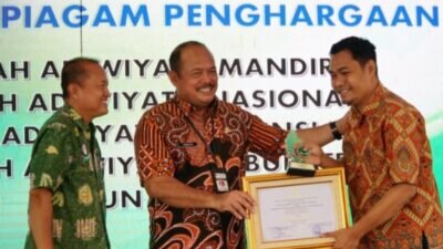 Pj Bupati Pati Serahkan Piagam Penghargaan Pada Sekolah Adiwiyata.