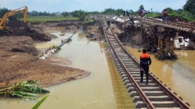 PT KAI Akan Secepatnya Selesaikan Perbaikan Jalur Kereta Api Yang Terdampak Banjir Di Grobogan.
