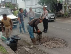 Satlantas Polresta Pati Bersama Dinas Pekerjaan Umum Pati Bersama Atasi Jalan Berlubang Pati-Kayen.