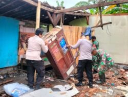 Polsek Kebonagung Polres Demak Bersama Posramil Laksanakan Kerja Bakti Bersihkan Rumah Roboh.