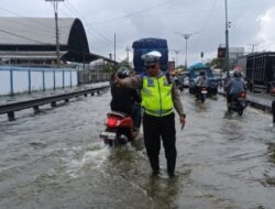 Polres Demak Terjunkan Personil Untuk Atur Lalulintas Akibat Banjir Rob Di Sayung.