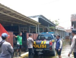 Wujud Kepedulian Polri Salurkan Bantuan Korban Banjir Di Demak.
