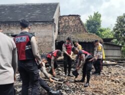 Polres Demak Berikan Bantuan Kepada Korban Kebakaran Di Desa Wonosekar.