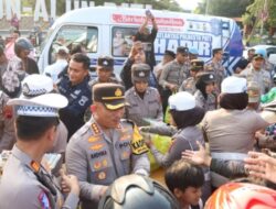 Kapolresta Pati Bersama  Anggota Bagikan Takjil Sekaligus Sampaikan Pesan Kamtibmas Pada Masyarakat.