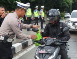 Polres Demak Bagikan Takjil,Sembari Sampaikan Pada Masyarakat Untuk Tertib Berlalulintas Di Jalan Raya.