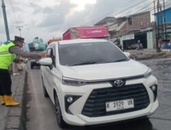 Polsek Sayung Bantu Pengguna Jalan Yang Terdampak Rob, Sambil Bagikan Ta’jil.