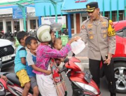 Polres Demak Laksanakan Patroli Ngabuburit Sambil Bagikan Ta’jil.