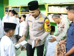Kapolres Demak Lakukan Giat Ramadhan Bagikan Santunan Dan Takjil Di Bintoro Demak.