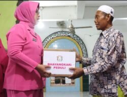 Ramadhan Berkah,Polres Demak Dan PERS  Bagikan Ratusan Sajadah Dan Peralatan Sholat Di Desa Sayung.